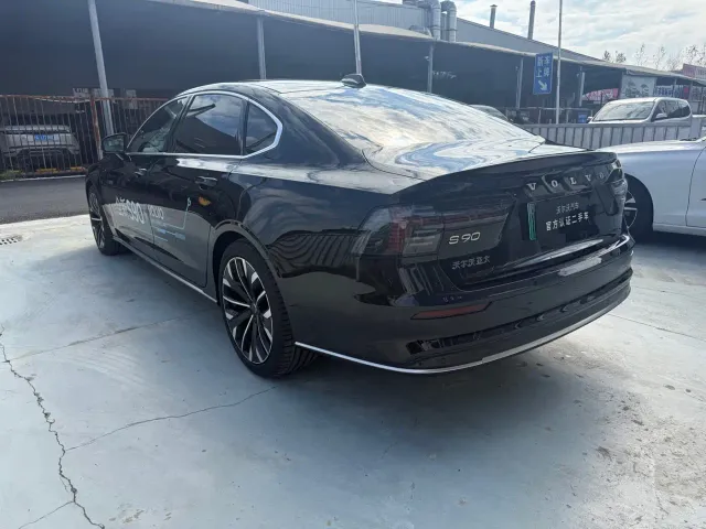 Volvo S90 — Фото автомобиля 8