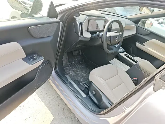 Volvo XC70 Plug-in Hybrid — Фото автомобиля 7