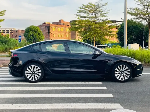 Tesla Model 3 — Фото автомобиля 4