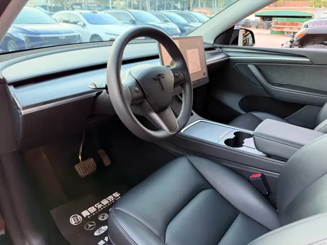 Tesla Model Y — Фото автомобиля 6