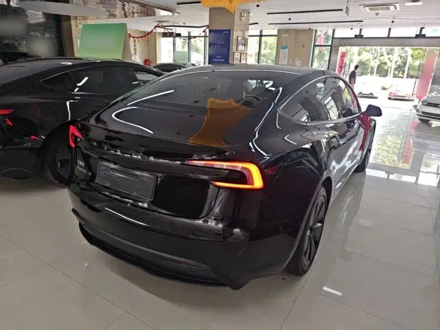 Tesla Model 3 — Фото автомобиля 4