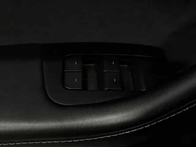 Tesla Model Y — Фото автомобиля 9