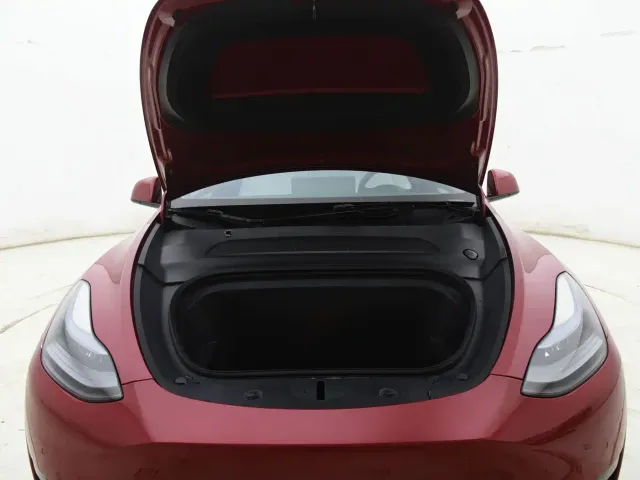 Tesla Model Y — Фото автомобиля 15