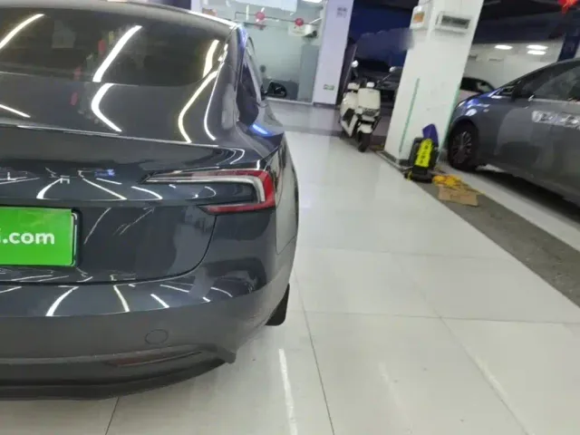 Tesla Model 3 — Фото автомобиля 7