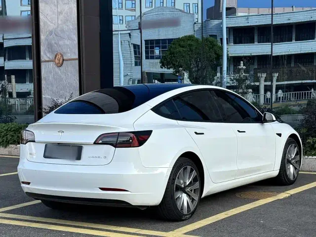 Tesla Model 3 — Фото автомобиля 6