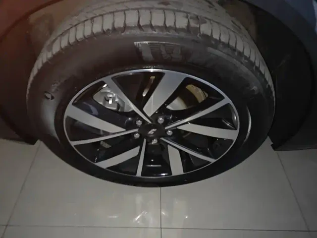 Li Auto L8 — Фото автомобиля 22