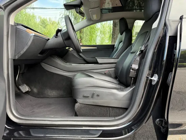 Tesla Model Y — Фото автомобиля 11