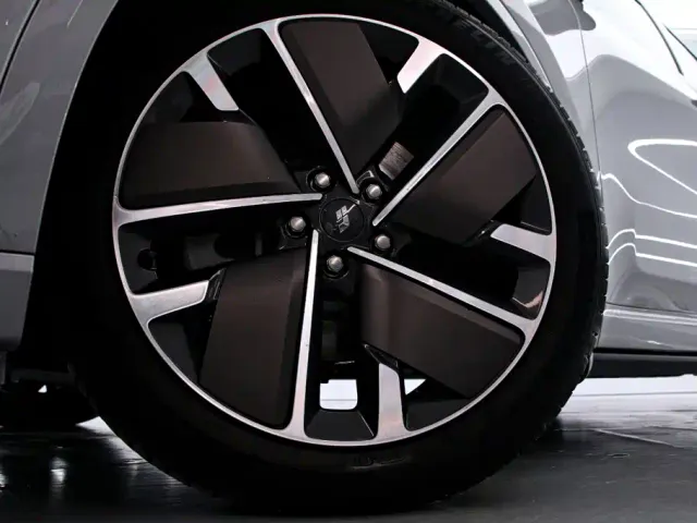 Li Auto L9 — Фото автомобиля 20