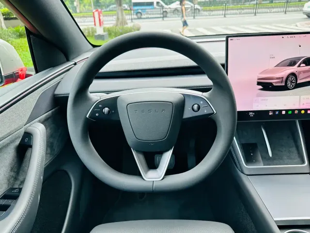 Tesla Model Y L — Фото автомобиля 17