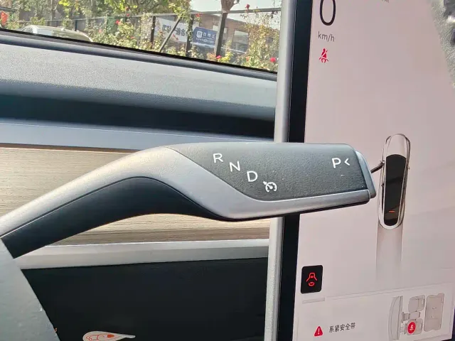 Tesla Model Y — Фото автомобиля 23