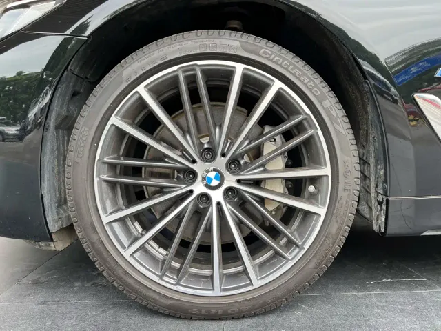 BMW 5 Series — Фото автомобиля 13