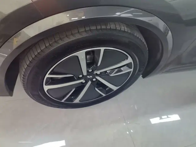 Li Auto L8 — Фото автомобиля 22