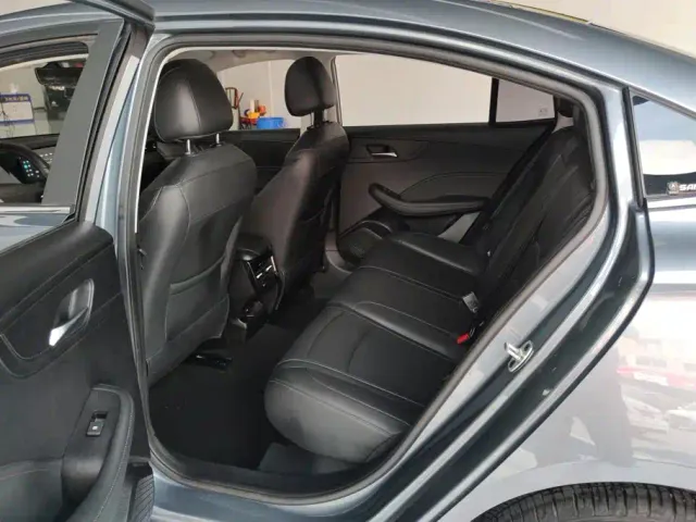 Roewe i5 — Фото автомобиля 11