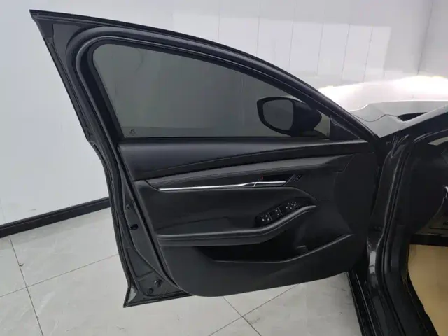 Mazda Axela — Фото автомобиля 7