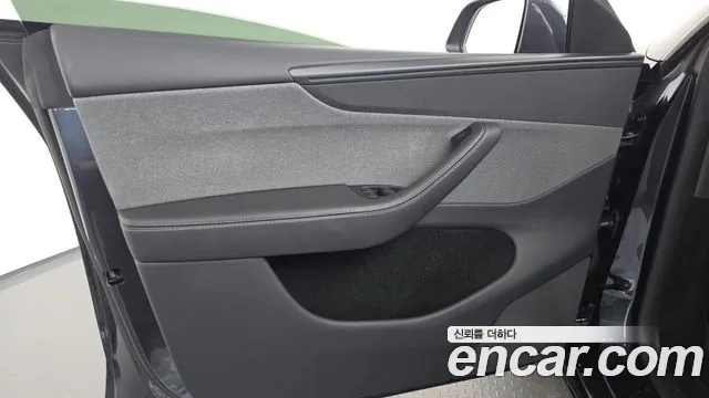 Tesla Model Y — Фото автомобиля 12