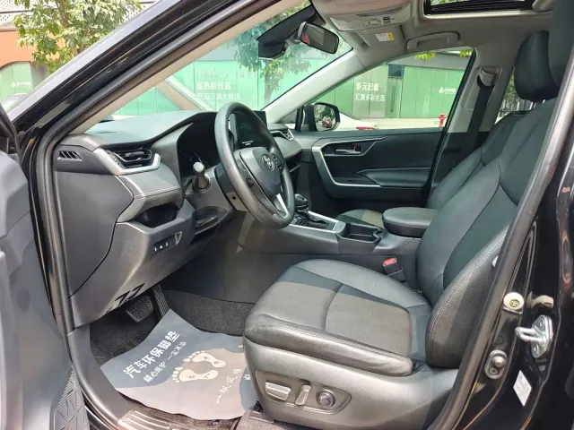 Toyota RAV4 — Фото автомобиля 8