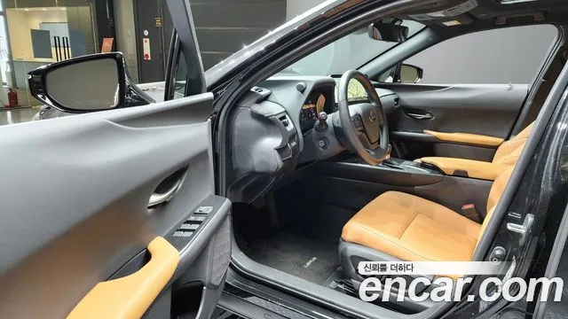 Lexus UX — Фото автомобиля 11