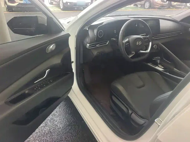Hyundai Elantra — Фото автомобиля 15