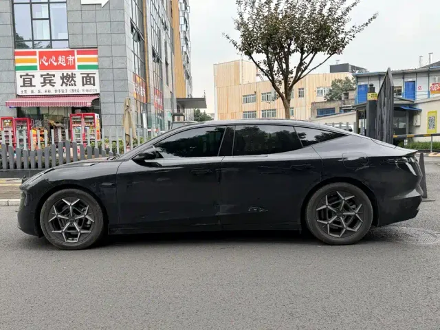 Lynk & Co Z10 — Фото автомобиля 3