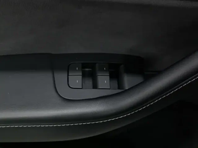 Tesla Model Y — Фото автомобиля 9