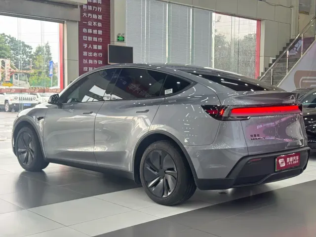 Tesla Model Y — Фото автомобиля 4