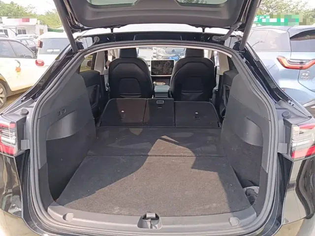 Tesla Model Y — Фото автомобиля 18