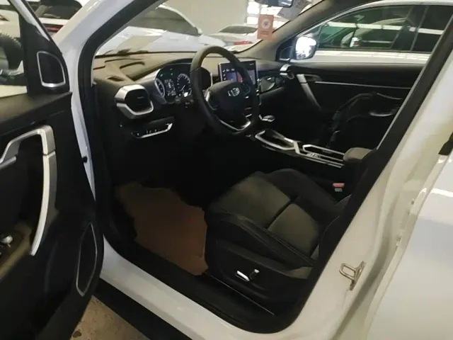 Geely Binyue — Фото автомобиля 15
