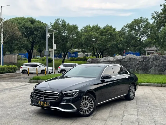 Фотография автомобиля — Mercedes-Benz E-Class