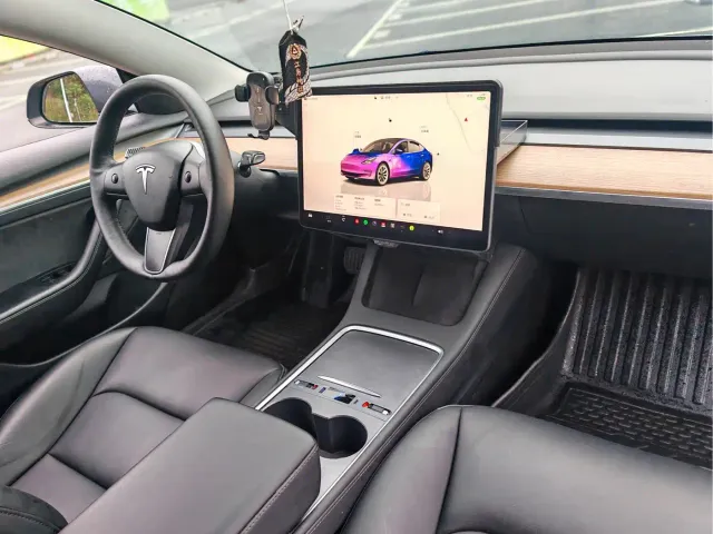 Tesla Model 3 — Фото автомобиля 12