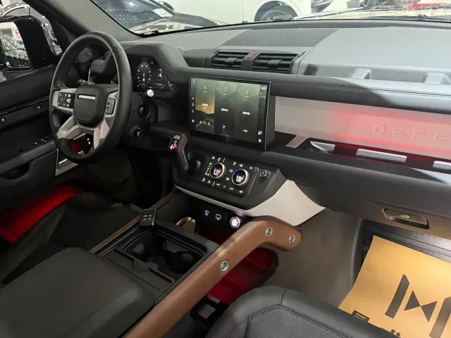 Land Rover Defender — Фото автомобиля 6