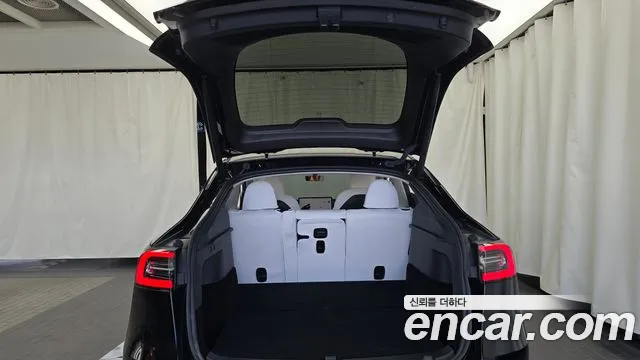 Tesla Model Y — Фото автомобиля 23