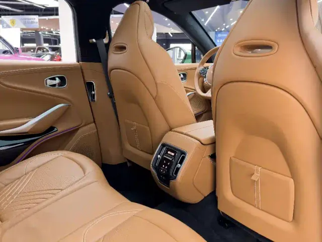Aston Martin DBX — Фото автомобиля 30