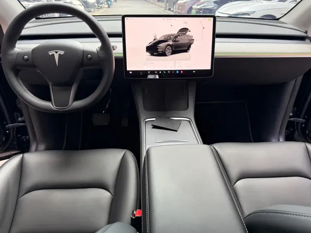 Tesla Model Y — Фото автомобиля 17