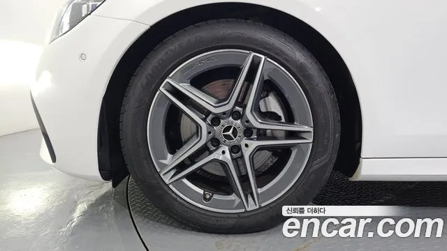 Mercedes-Benz E-Class — Фото автомобиля 3