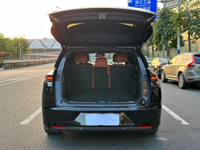 Li Auto L7 — Фото автомобиля 24