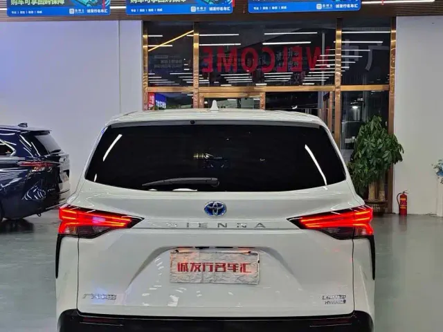 Toyota Sienna — Фото автомобиля 20