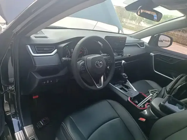 Toyota RAV4 — Фото автомобиля 9