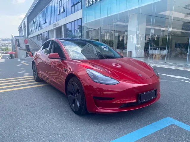 Tesla Model 3 — Фото автомобиля 4