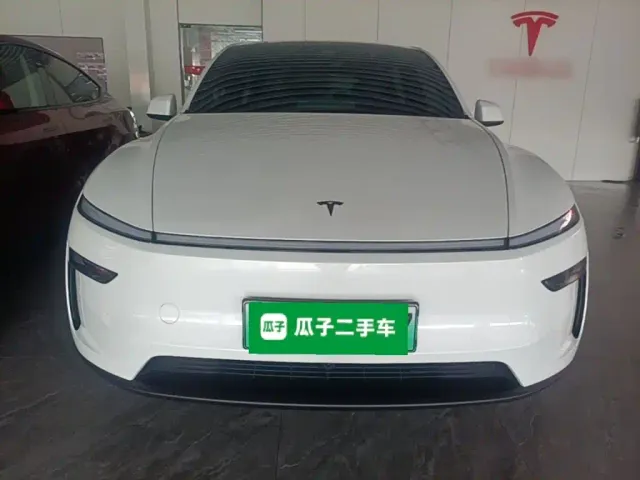 Tesla Model Y L — Фото автомобиля 2