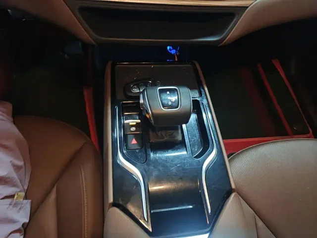 Hongqi E-QM5 — Фото автомобиля 13