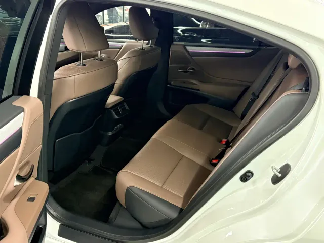Lexus ES — Фото автомобиля 8
