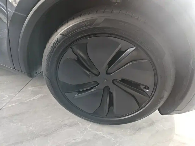 Tesla Model Y — Фото автомобиля 21