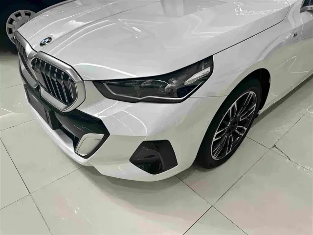 BMW 5 Series — Фото автомобиля 3