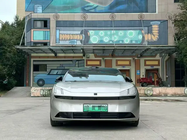 Lynk & Co Z10 — Фото автомобиля 2