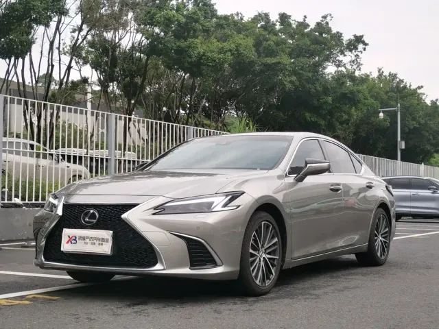 Фотография автомобиля — Lexus ES