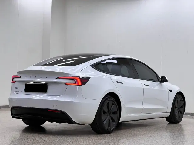 Tesla Model 3 — Фото автомобиля 3