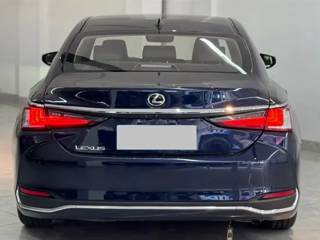 Lexus ES — Фото автомобиля 8