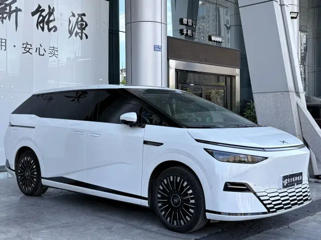 Xpeng X9 — Фото автомобиля 3