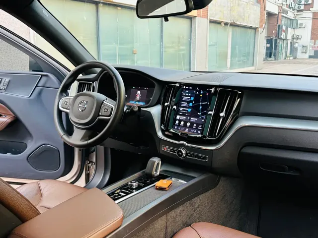 Volvo XC60 — Фото автомобиля 12