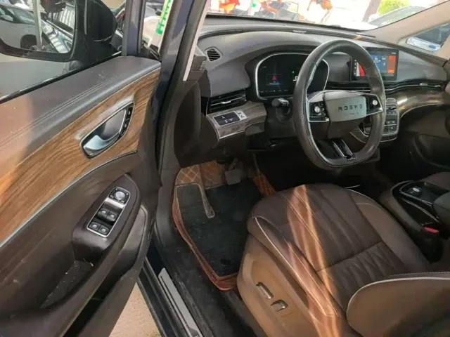 Roewe Roewe iMAX8 EV 2022 Gold Edition — Фото автомобиля 15
